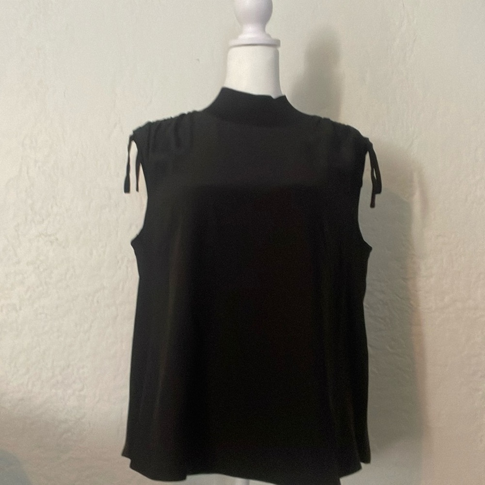 Cinq a sept Liam black top 💯 silk with ties